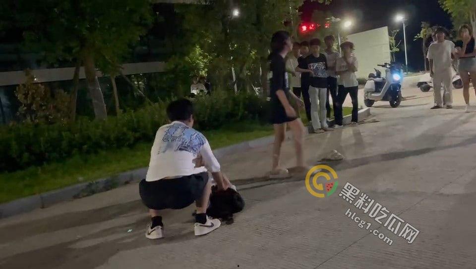 广场惊现暴力事件：男子竟在众目睽睽之下将女子按地暴揍！-3