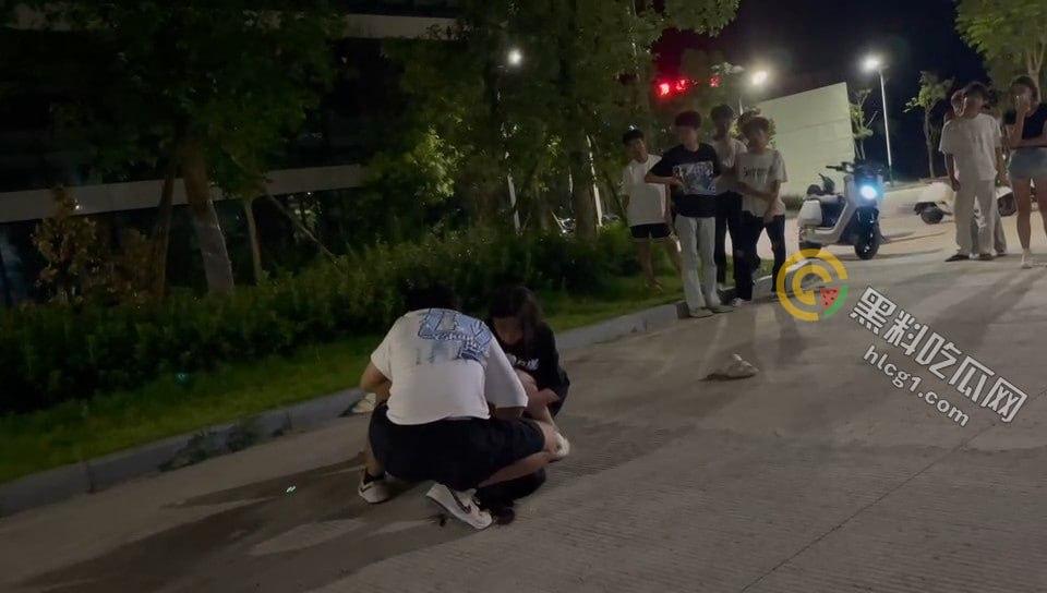 广场惊现暴力事件：男子竟在众目睽睽之下将女子按地暴揍！-5