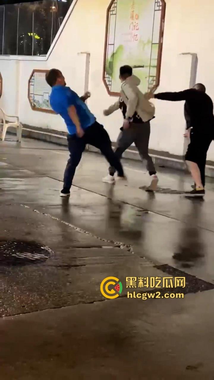 三男街头打架 上海拳皇当街展示拳脚功 一击ko绝杀挑衅男 倒头就睡-5
