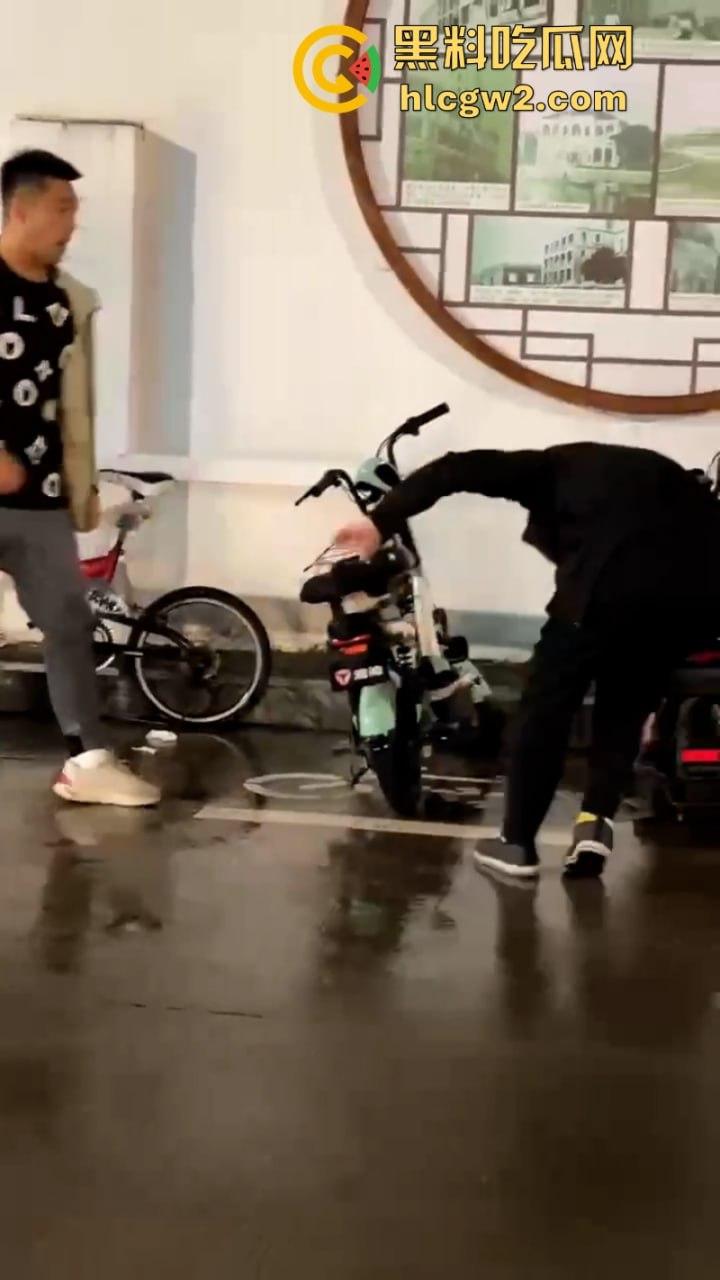 三男街头打架 上海拳皇当街展示拳脚功 一击ko绝杀挑衅男 倒头就睡-7