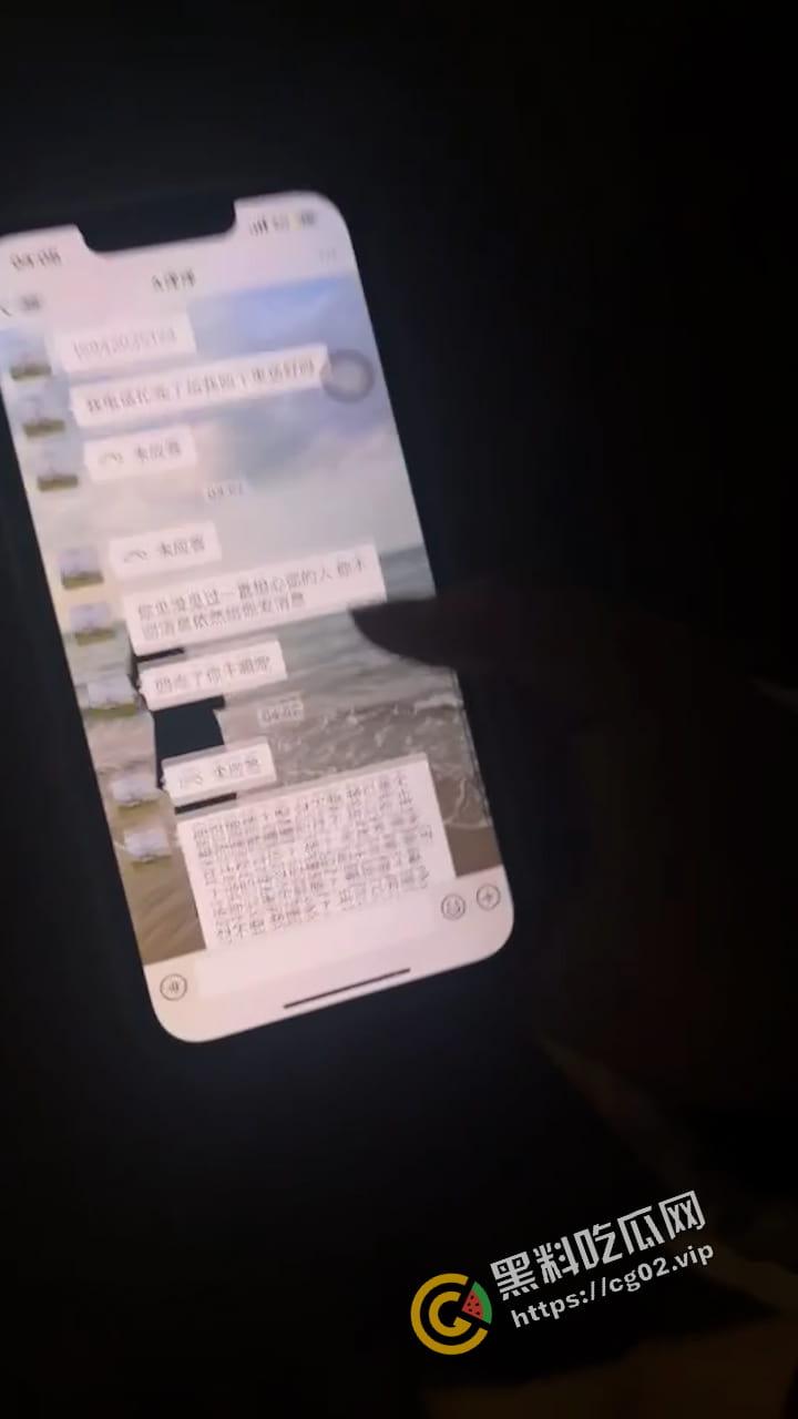 绿帽瓜  女子路遇帅哥非要跟回家 男友信息轰炸不回  最后帅哥拿女子手机回男友-2