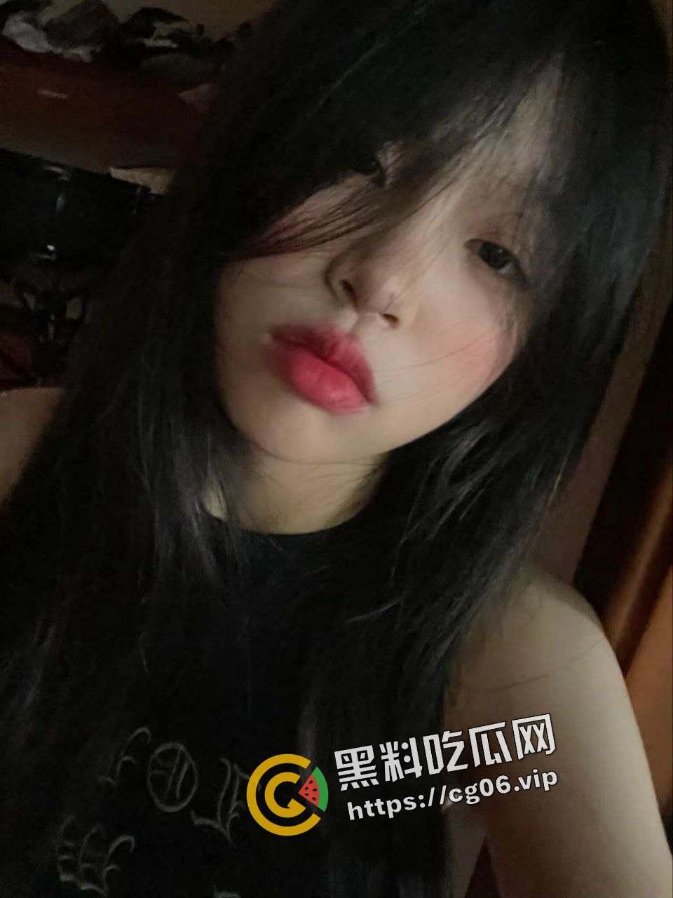福建反差婊女高中生1v3 还高中就阅屌无数  学校天台露出一战成名 脸庞稚嫩确实巨乳母狗-2