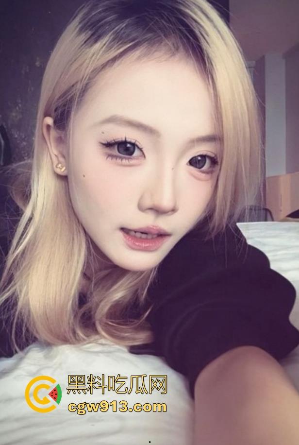 广东工商学院【沈宇希】约炮视频曝光，性感学姐被按在胯下疯狂抽插，插得直反白眼，淫水直流还不满足！-3