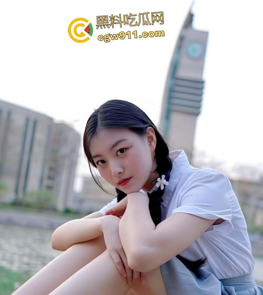 南职大骚货【温琪瑶】吃鸡狂魔！手机刺激战场，床上做爱战场吞鸡巴如饥似渴，男友叫舍友双洞齐插！-1