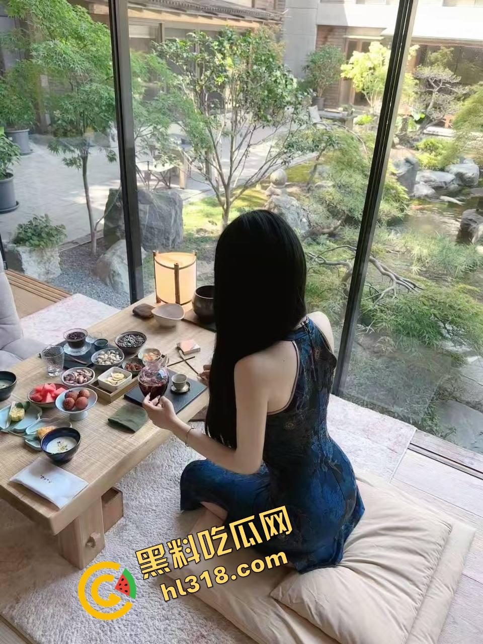 干爹把萝莉干女儿当筹码送合作伙伴，软妹身材娇小被提起直接操，干爹看傻眼年轻体力就是不一样！-3