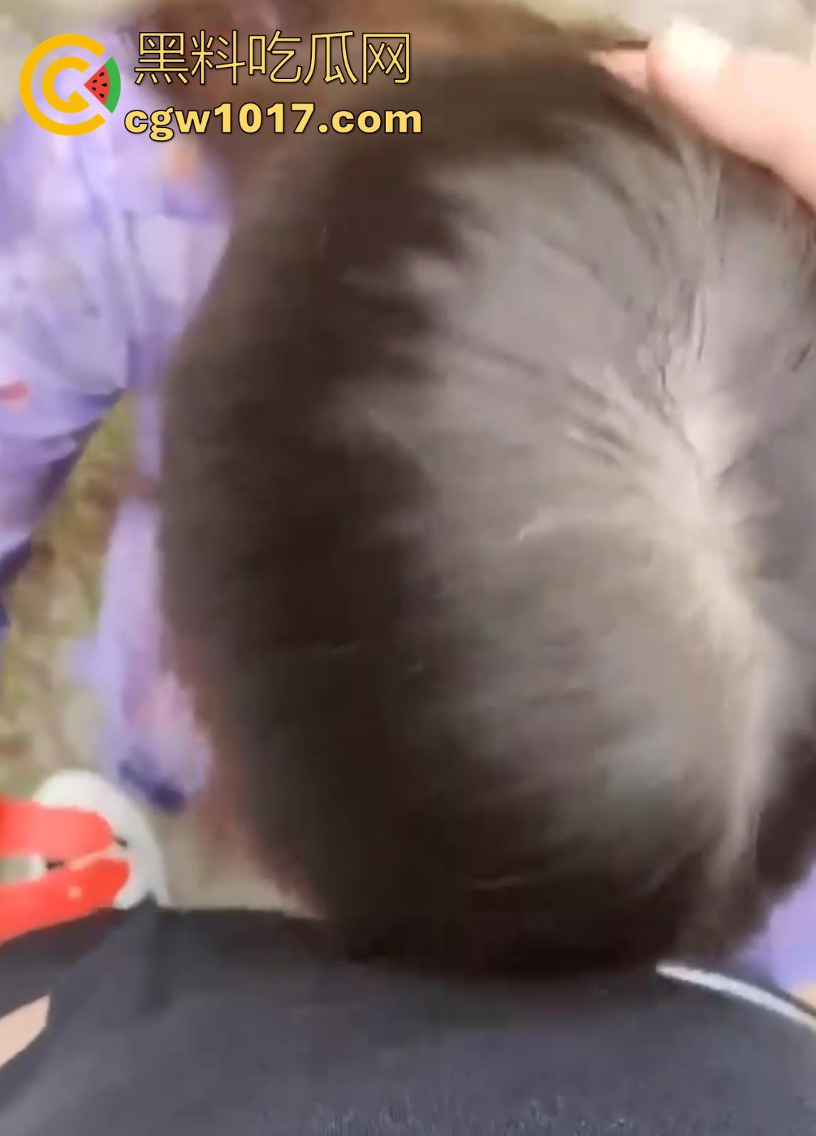 嫂子身穿紫色战袍户外露出，路边扣小骚逼扣出水，迫不及待回车上无套猛插，爽到全程浪叫不断！-4