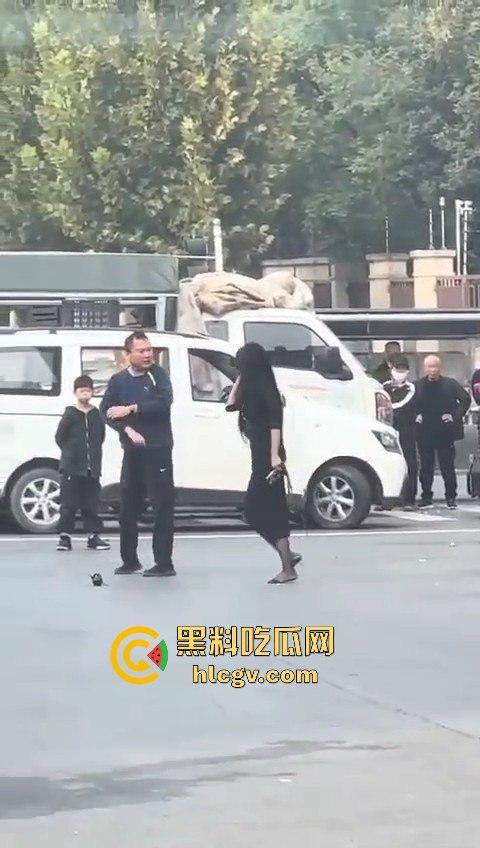苏州情侣停车场上演跪地求饶两极反转成当街暴揍！黑丝高跟女不依不饶，男友按地上皮带伺候！-1