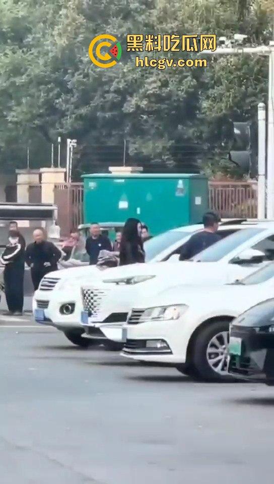 苏州情侣停车场上演跪地求饶两极反转成当街暴揍！黑丝高跟女不依不饶，男友按地上皮带伺候！-4