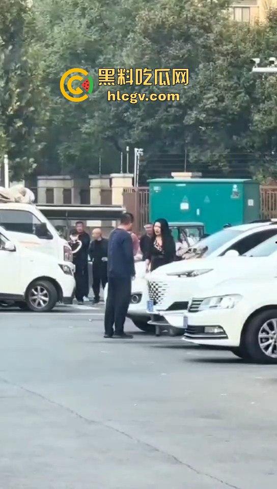 苏州情侣停车场上演跪地求饶两极反转成当街暴揍！黑丝高跟女不依不饶，男友按地上皮带伺候！-5