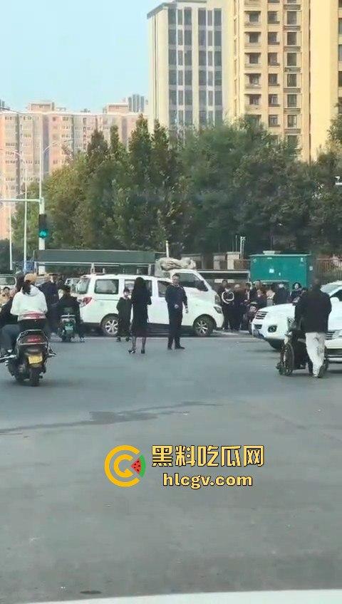 苏州情侣停车场上演跪地求饶两极反转成当街暴揍！黑丝高跟女不依不饶，男友按地上皮带伺候！-8