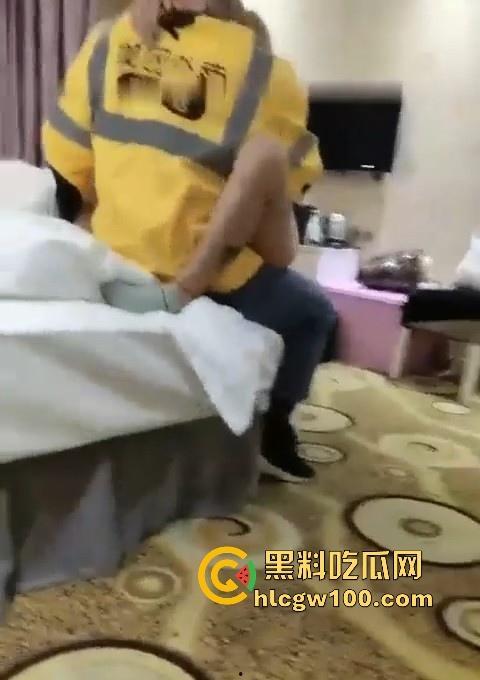 带着女友跟性感闺蜜勾引美团外卖员群交，外卖停止接单了从酒店干到KTV内容刺激又真实太疯狂了！-6