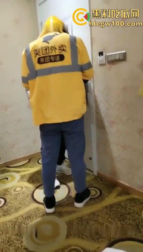 带着女友跟性感闺蜜勾引美团外卖员群交，外卖停止接单了从酒店干到KTV内容刺激又真实太疯狂了！-10