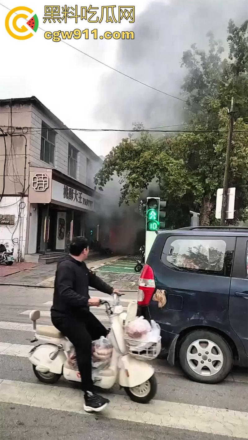 河北保定满城区玉川路，赵记果木烤鸭王突发火灾，看来店里是真材实料，的确是烤制出来的啊！-1