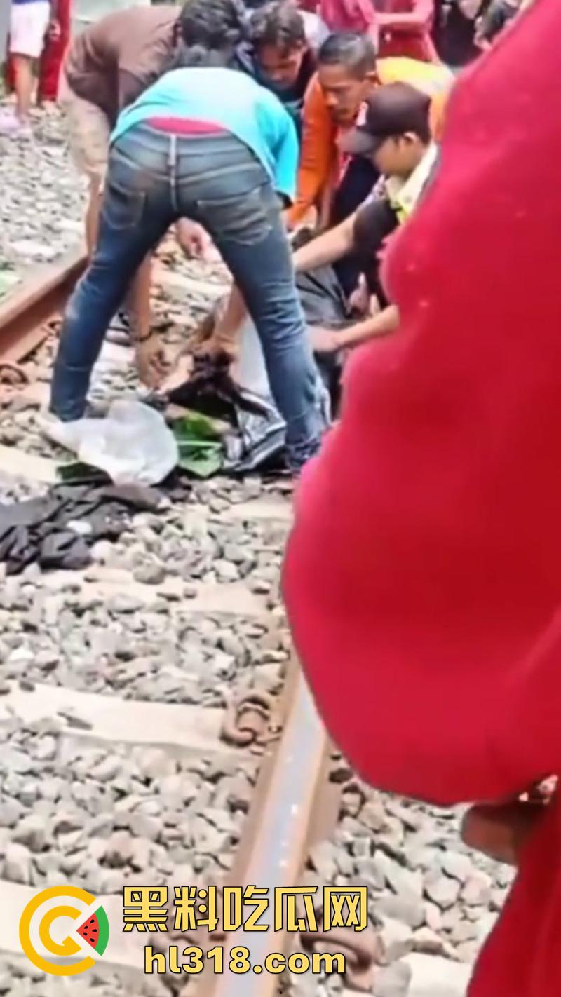 印度三哥作死现场，打横市男子一边玩游戏，一边过火车道，结果遭遇货车碾压，拖行100多米当场死亡！-5