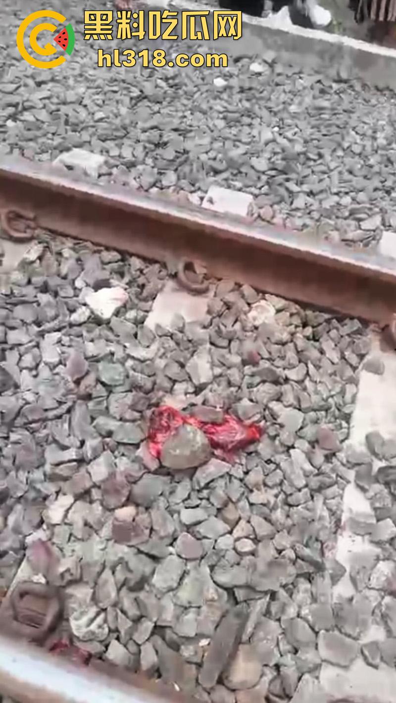 印度三哥作死现场，打横市男子一边玩游戏，一边过火车道，结果遭遇货车碾压，拖行100多米当场死亡！-6