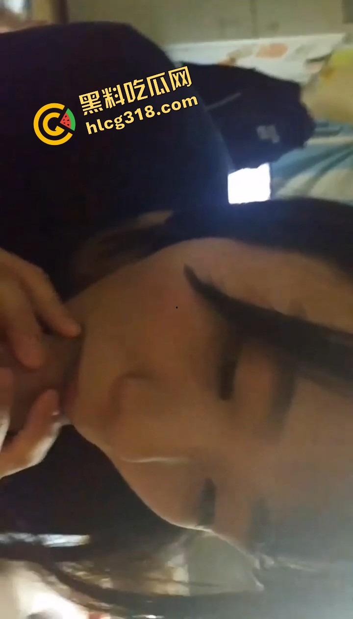 浙江传媒学院学妹『赵妍妍』反差爆表，学生装勾男友，撕黑丝主动舔棒，自助开穴等肉棒入侵！-13