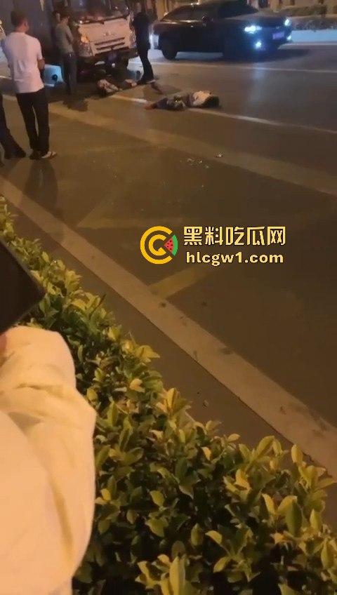 潮州龙湖镇大货车直接撞死俩小孩，惨到司机吓傻，路人哭得肝肠寸断！-3