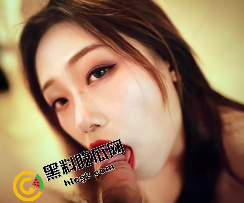 瓜友小红书上约的珠海极品女神 爱运动还参加过马拉松 没想到床上这么淫荡 深情舔屌的眼神太迷人了！-8