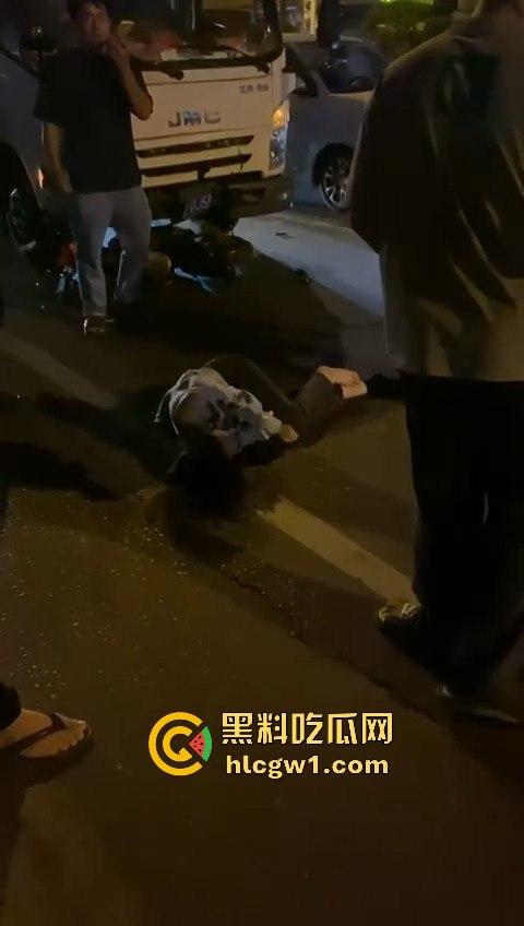 潮州龙湖镇大货车直接撞死俩小孩，惨到司机吓傻，路人哭得肝肠寸断！-5
