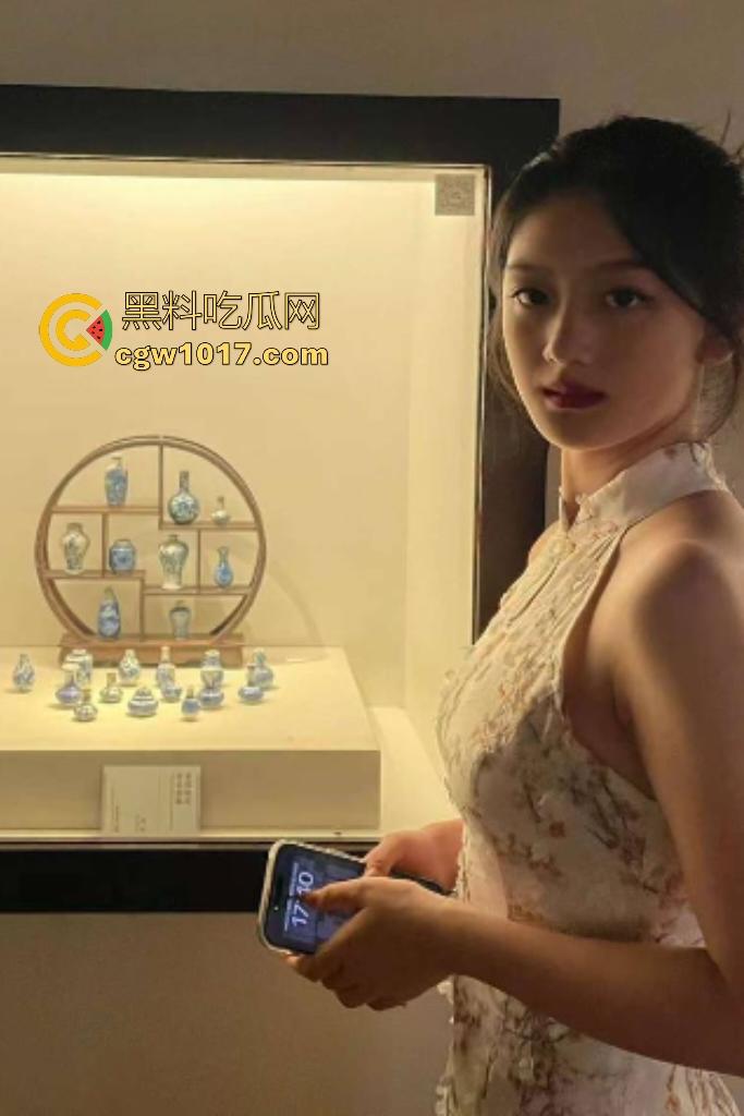 郑州大学主持人专业女神【毛雪】，谁能想到上台前一天在家用男友鸡巴锻炼口技，原来能说会道是有原因的！-1