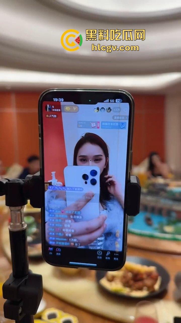 瓜友爆料朋友圈TS骚操作！天天发下头内容，人妖直播吃饭还炫耀深圳男人抢着草他屁眼！-9