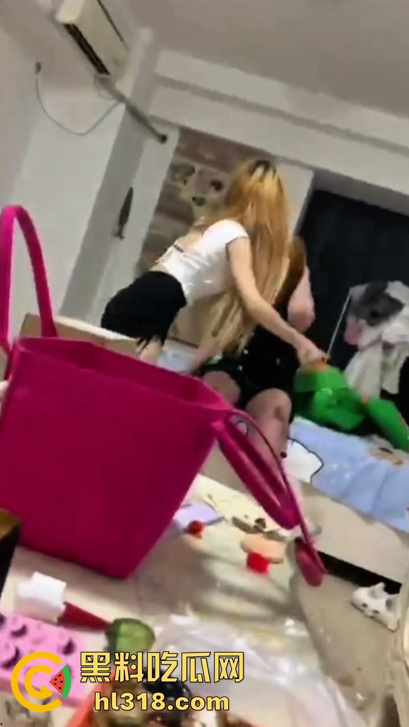 出来混总是要还的！肥猪精神小妹遭姐妹霸凌，被闺蜜们拳打脚踢，曾经霸凌别人也有被揍的时候！-4