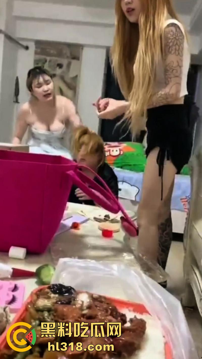 出来混总是要还的！肥猪精神小妹遭姐妹霸凌，被闺蜜们拳打脚踢，曾经霸凌别人也有被揍的时候！-7