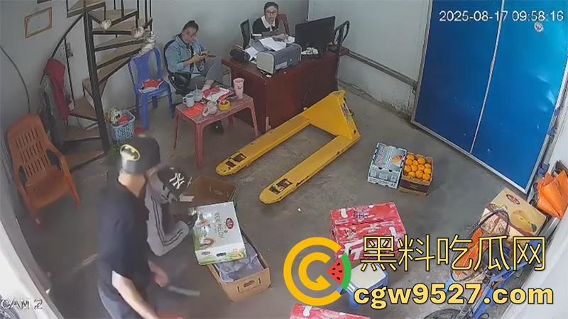越南海防水果批发市场，发生重大砍人事件，男子手持菜刀疯狂劈砍，导致三人身受重伤，现场视频流出！-7
