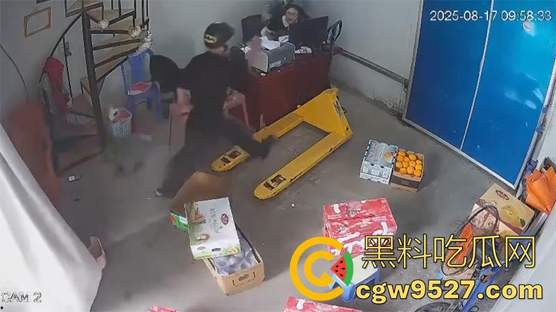 越南海防水果批发市场，发生重大砍人事件，男子手持菜刀疯狂劈砍，导致三人身受重伤，现场视频流出！-9