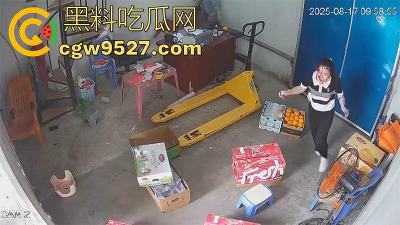 越南海防水果批发市场，发生重大砍人事件，男子手持菜刀疯狂劈砍，导致三人身受重伤，现场视频流出！-10