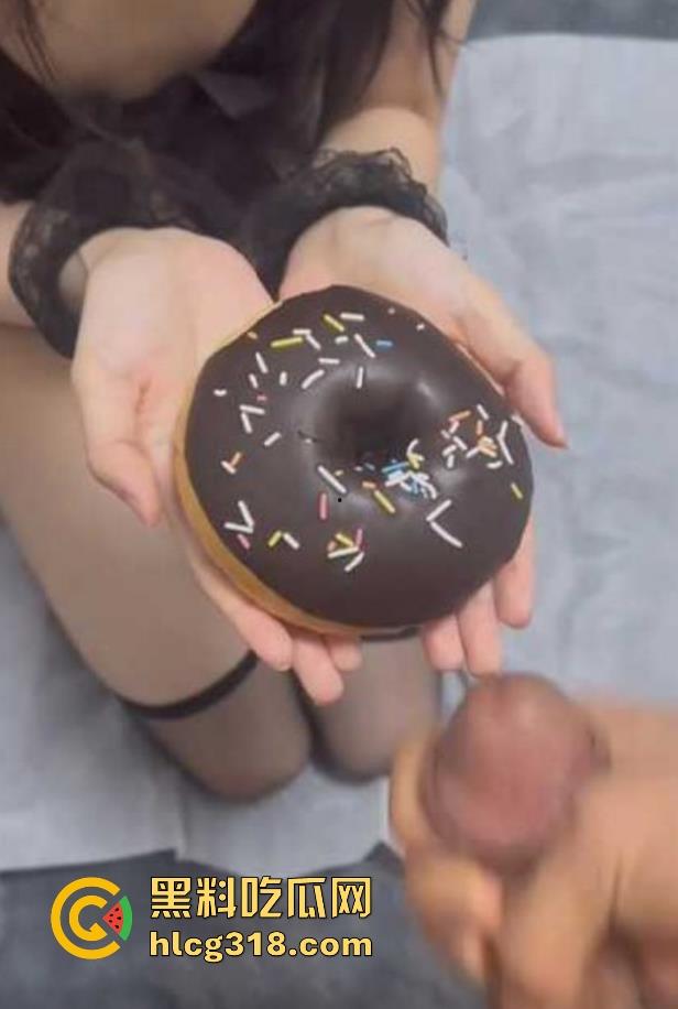 精液搭配食物系列，清纯母狗让男友把浓浓精液射在甜甜圈上然后再吃下去，看着吃起好享受啊！-8