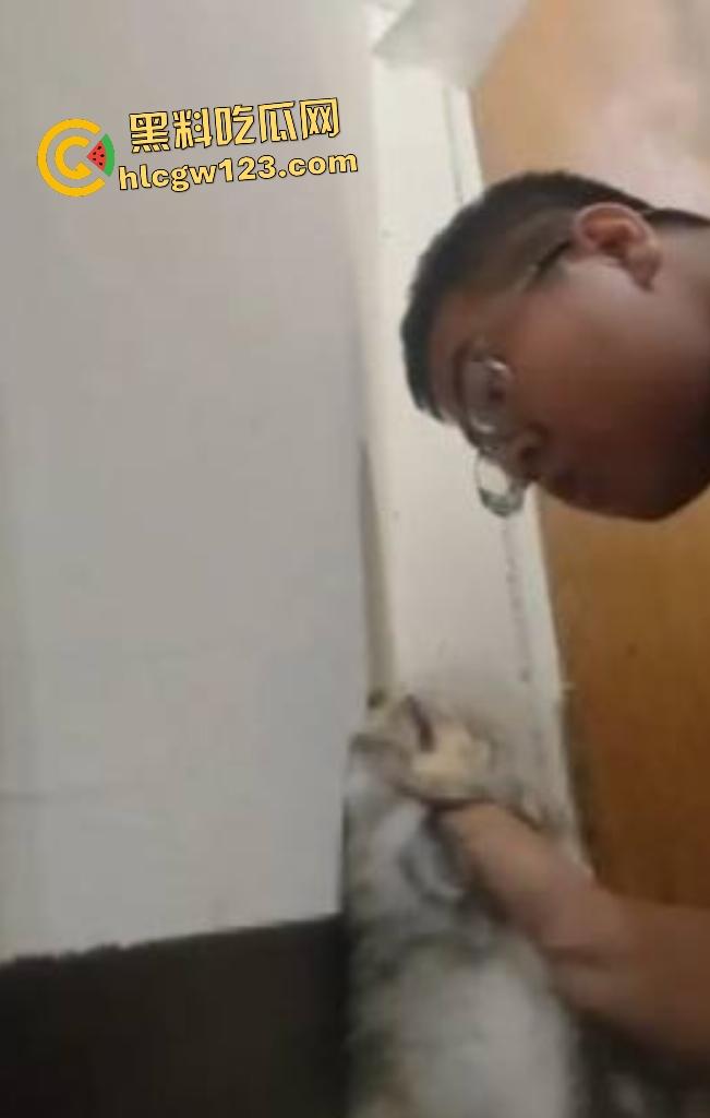 台湾现役军人25岁退役宪兵【林男】自拍虐猫直接卡猫脖子窒息，猫抓到越狠他越用力！-5