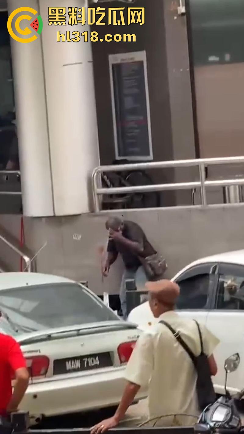 马来西亚醉酒刀仔砍人，新山市惊现醉酒汉，一言不合当街掏刀砍人 ，还涉嫌吸毒，目前已被逮捕！-4