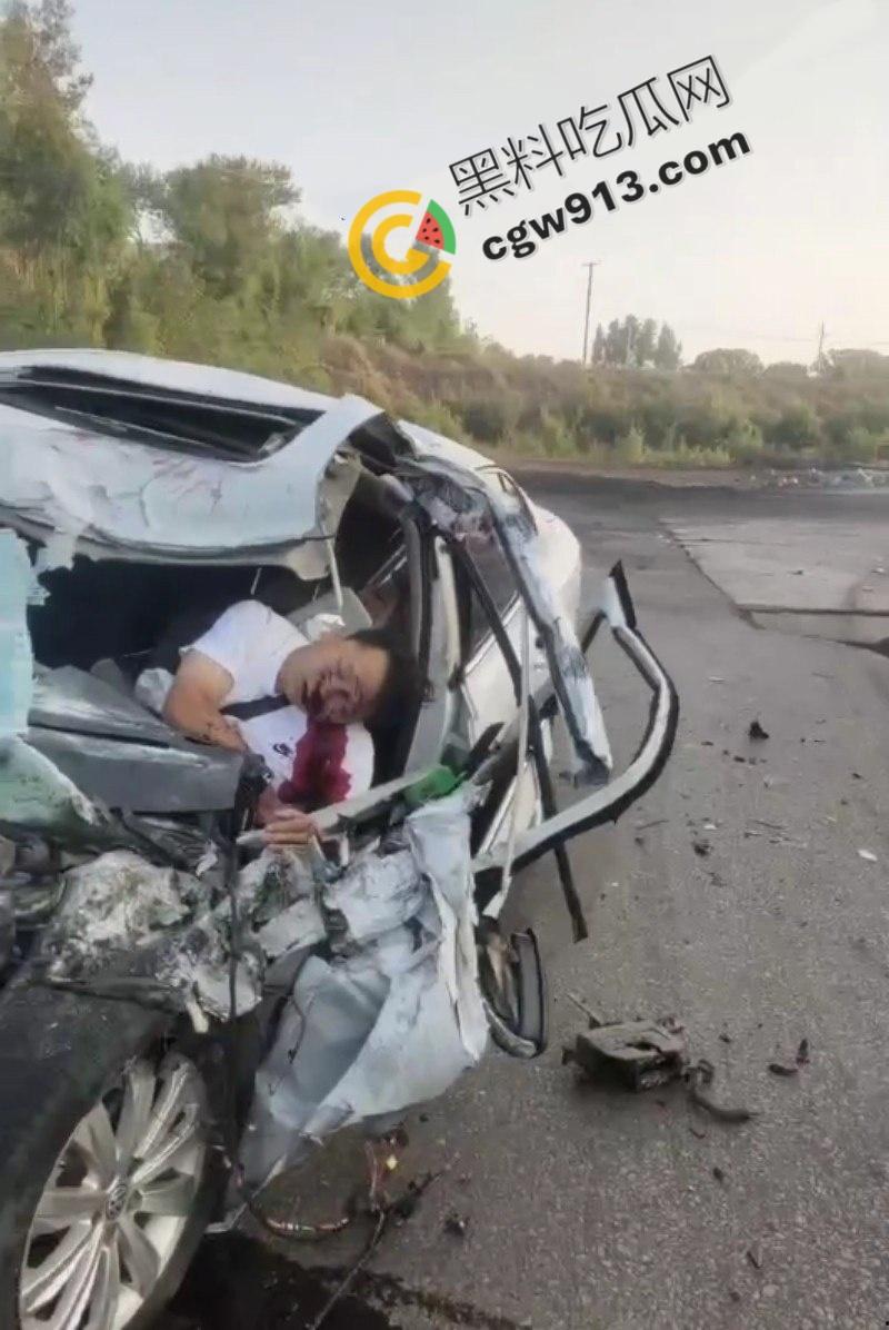 疲劳驾驶酿惨祸！陕西榆林轿车撞毁货车现场，司机当场爆头身亡，晕血者勿入-5