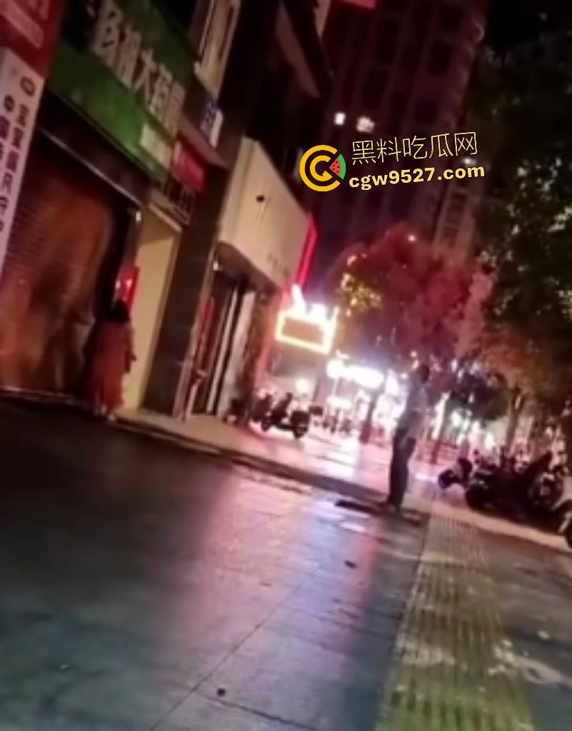 福建三明扬祖大药房老板娘偷情，被老公当场抓到，情夫躲药店不敢出来，路人看这女人这么老以为是他妈！-5