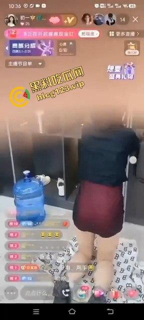 主播【初一】筋膜枪带货直播直接变色情现场！擦边带货玩得飞起，倒立按摩毫无反应，不如电动牙刷给力！-5