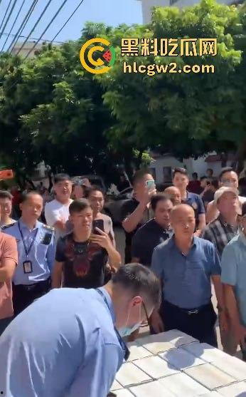 佛山大墩村网红对峙贪官！【怂仔不怂了】与梁主任红酒事件闹得沸沸扬扬，网友撑怂仔买酒助力！-13