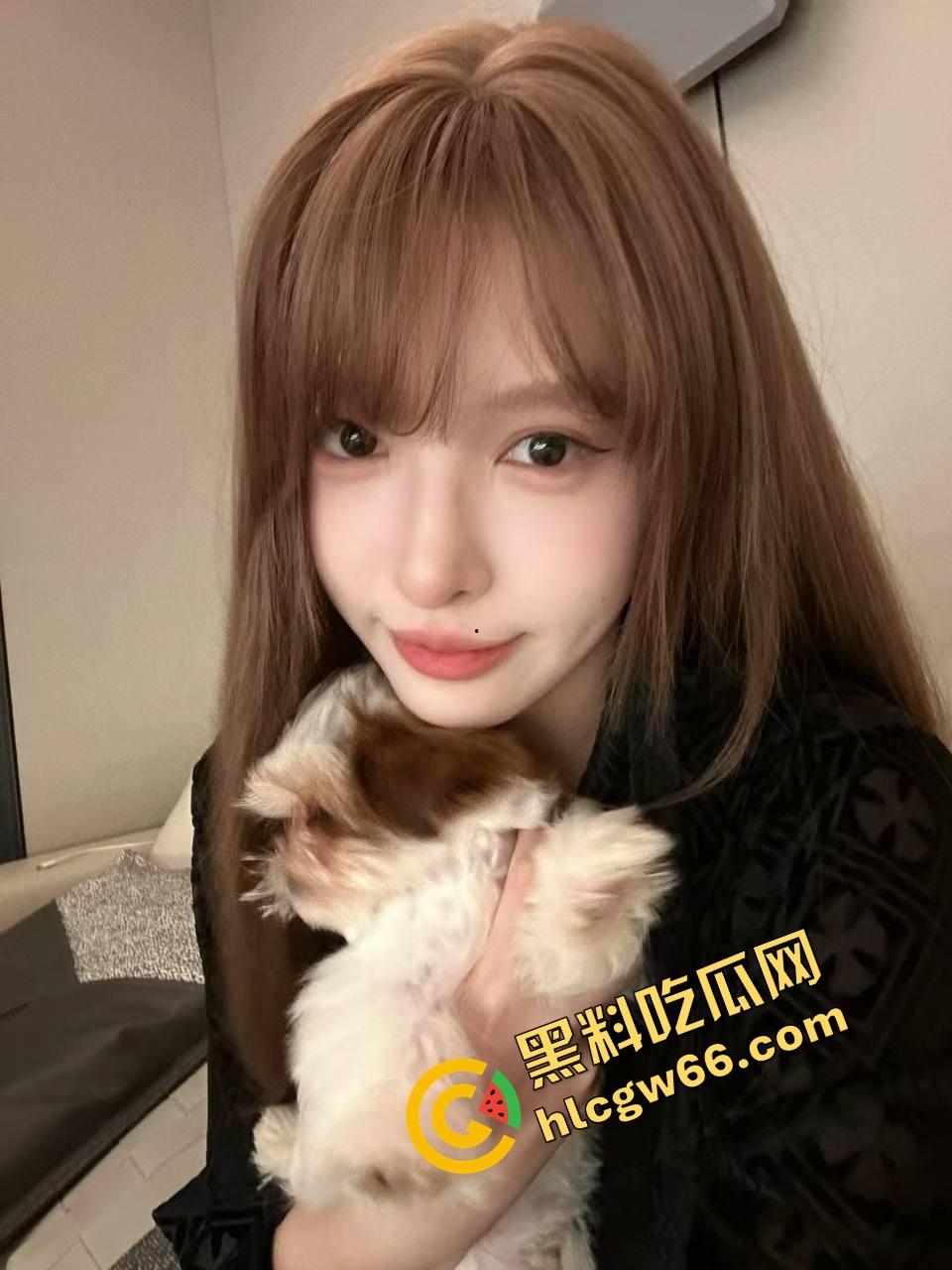 凯迪拉克车友群骚货女车主直播撅奶撩骚，给凯雷德大哥视频看红内裤，车主群里全员吃精吃疯了！-3