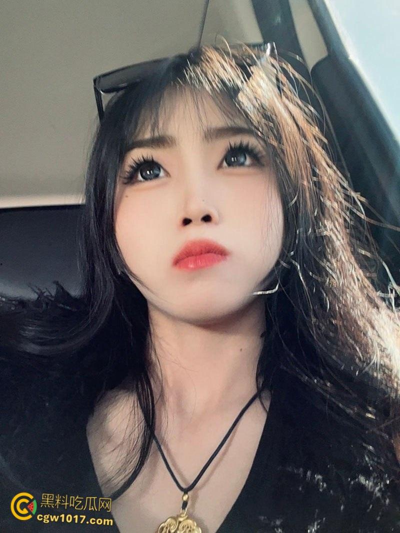 青海高颜值美女【张佳珍】，裸贷自慰视频曝光，牙刷手指轮番猛桶，无毛嫩穴淫水四溢，反差淫荡十足！-1