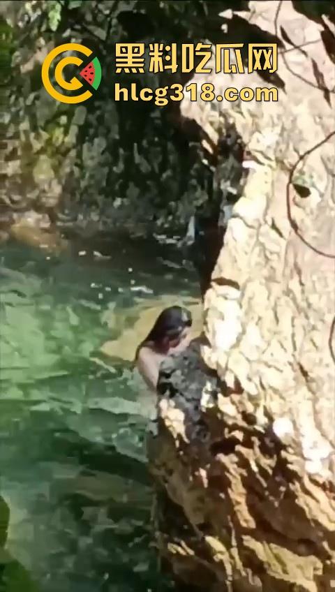 广东清远漂流惊现情侣水中干炮，女上男下疯狂骑乘，随着水浪节奏而动，画面刺激！-8