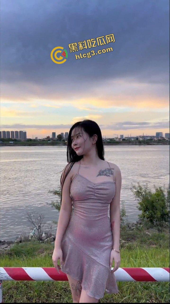 广州顶级外围反差婊『晴晴』05年胯下母狗 各种情趣啪啪合集 电影院多场景 撸点爆满！-4