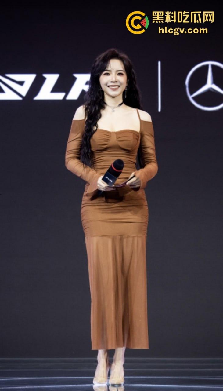 英雄联盟官方主持人【余霜】思想开放其本人是特别骚的反差婊 口交视频流出速看！-3