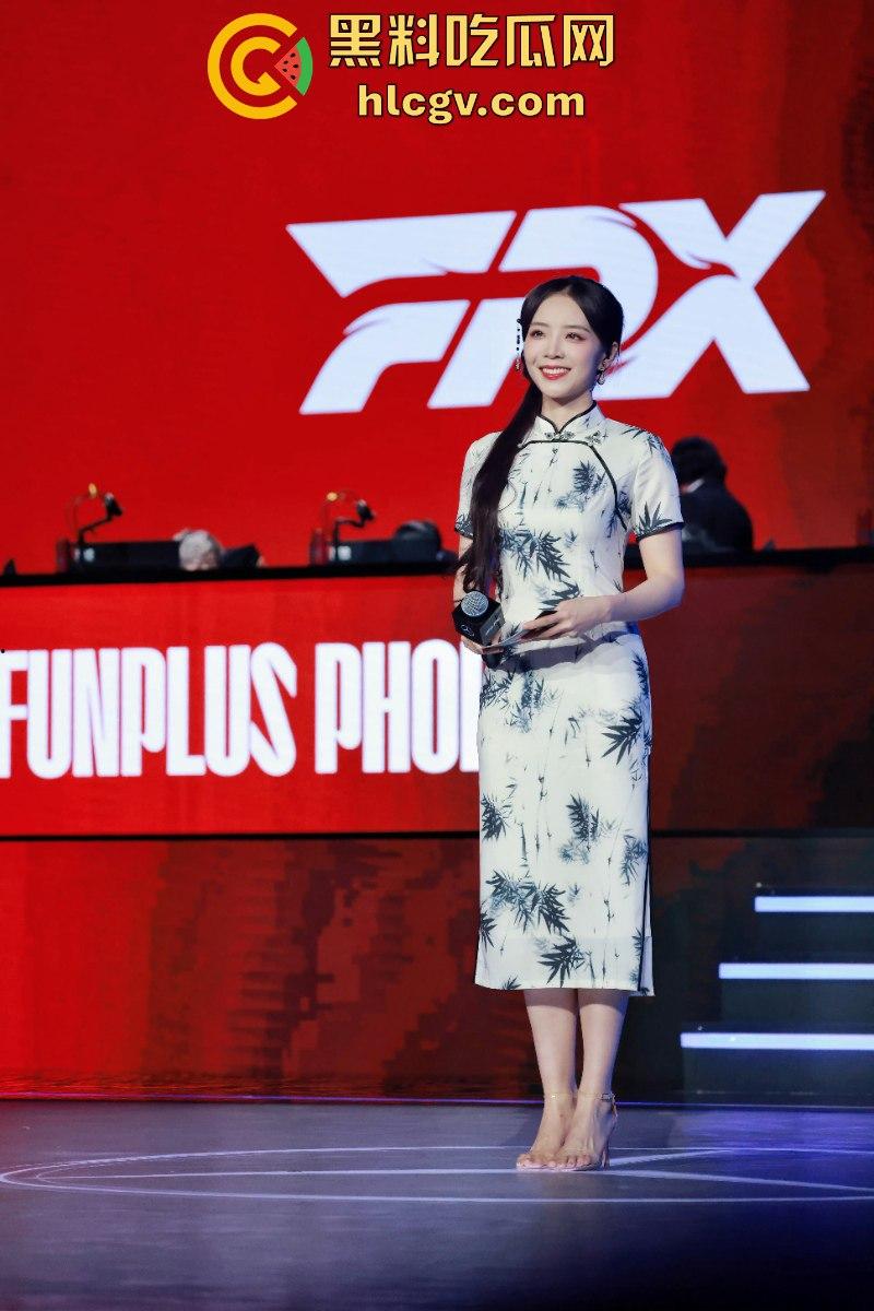 英雄联盟官方主持人【余霜】思想开放其本人是特别骚的反差婊 口交视频流出速看！-5