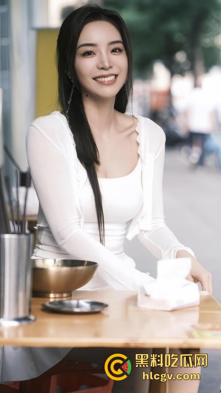 英雄联盟官方主持人【余霜】思想开放其本人是特别骚的反差婊 口交视频流出速看！-7