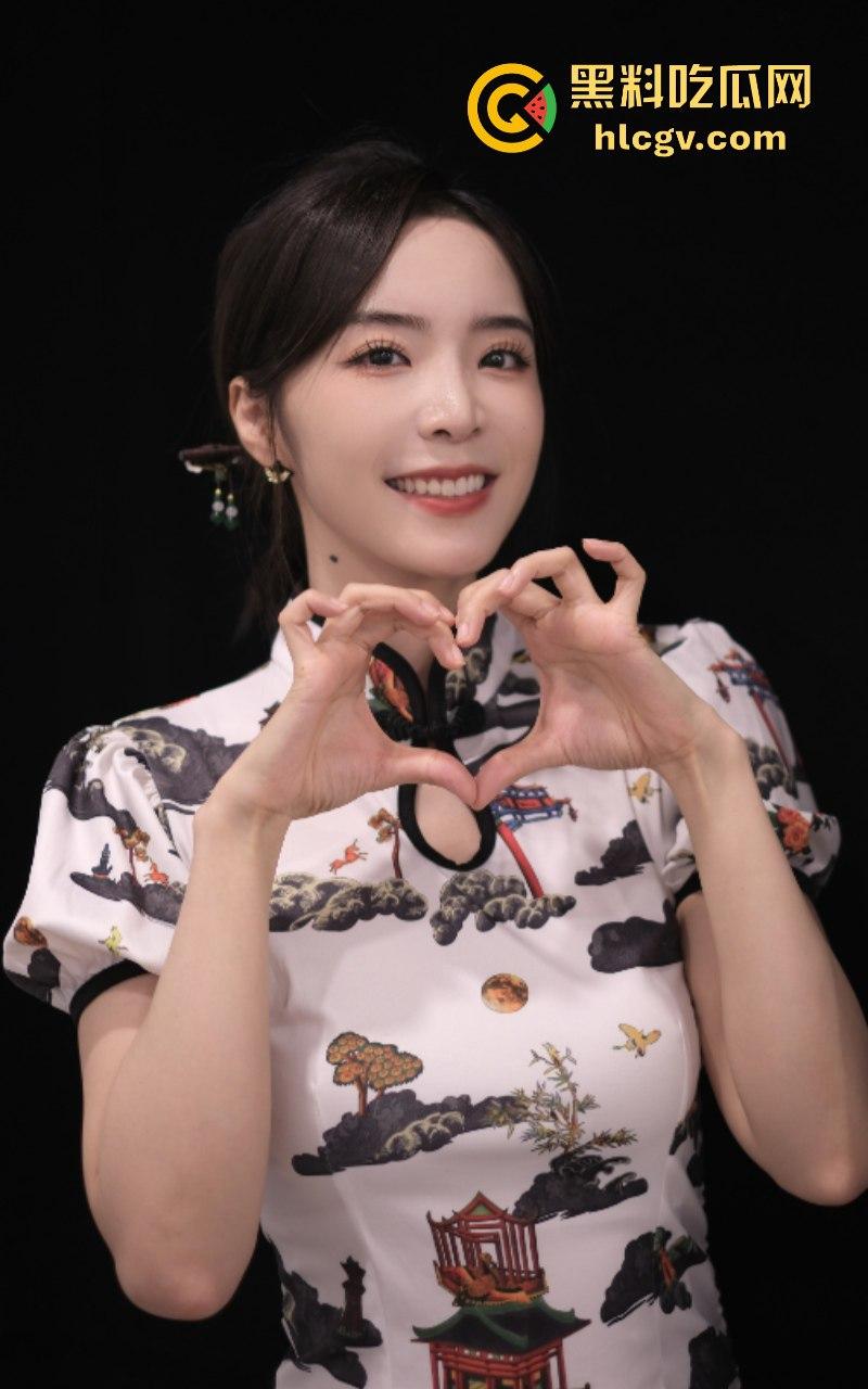 英雄联盟官方主持人【余霜】思想开放其本人是特别骚的反差婊 口交视频流出速看！-13