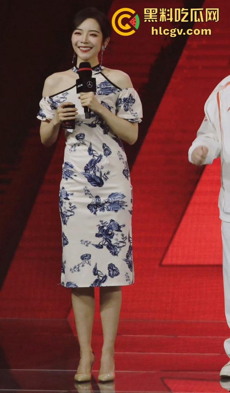 英雄联盟官方主持人【余霜】思想开放其本人是特别骚的反差婊 口交视频流出速看！-17