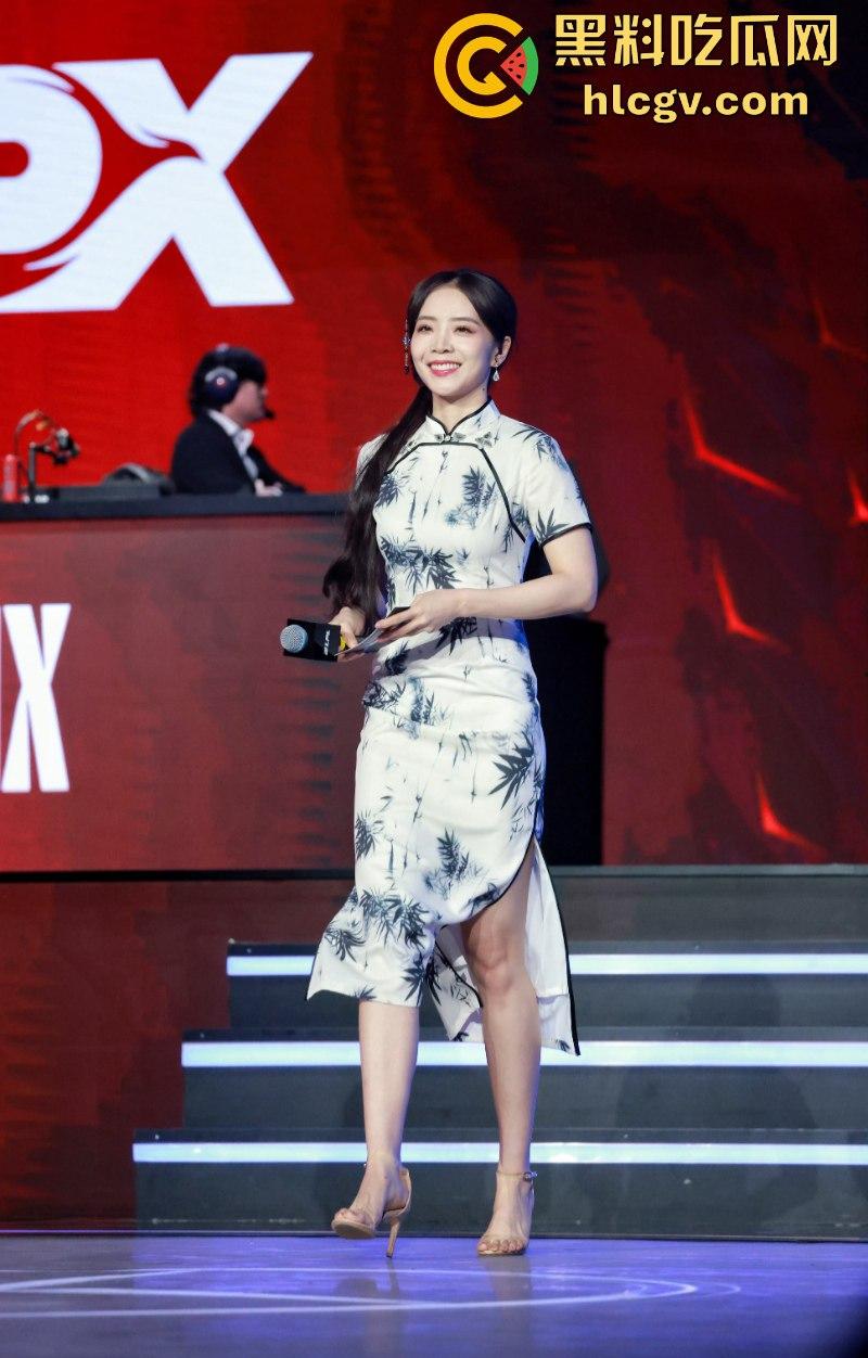 英雄联盟官方主持人【余霜】思想开放其本人是特别骚的反差婊 口交视频流出速看！-19