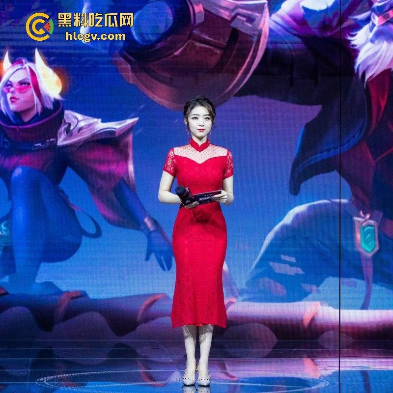 英雄联盟官方主持人【余霜】思想开放其本人是特别骚的反差婊 口交视频流出速看！-20