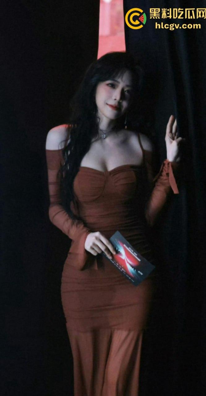 英雄联盟官方主持人【余霜】思想开放其本人是特别骚的反差婊 口交视频流出速看！-24