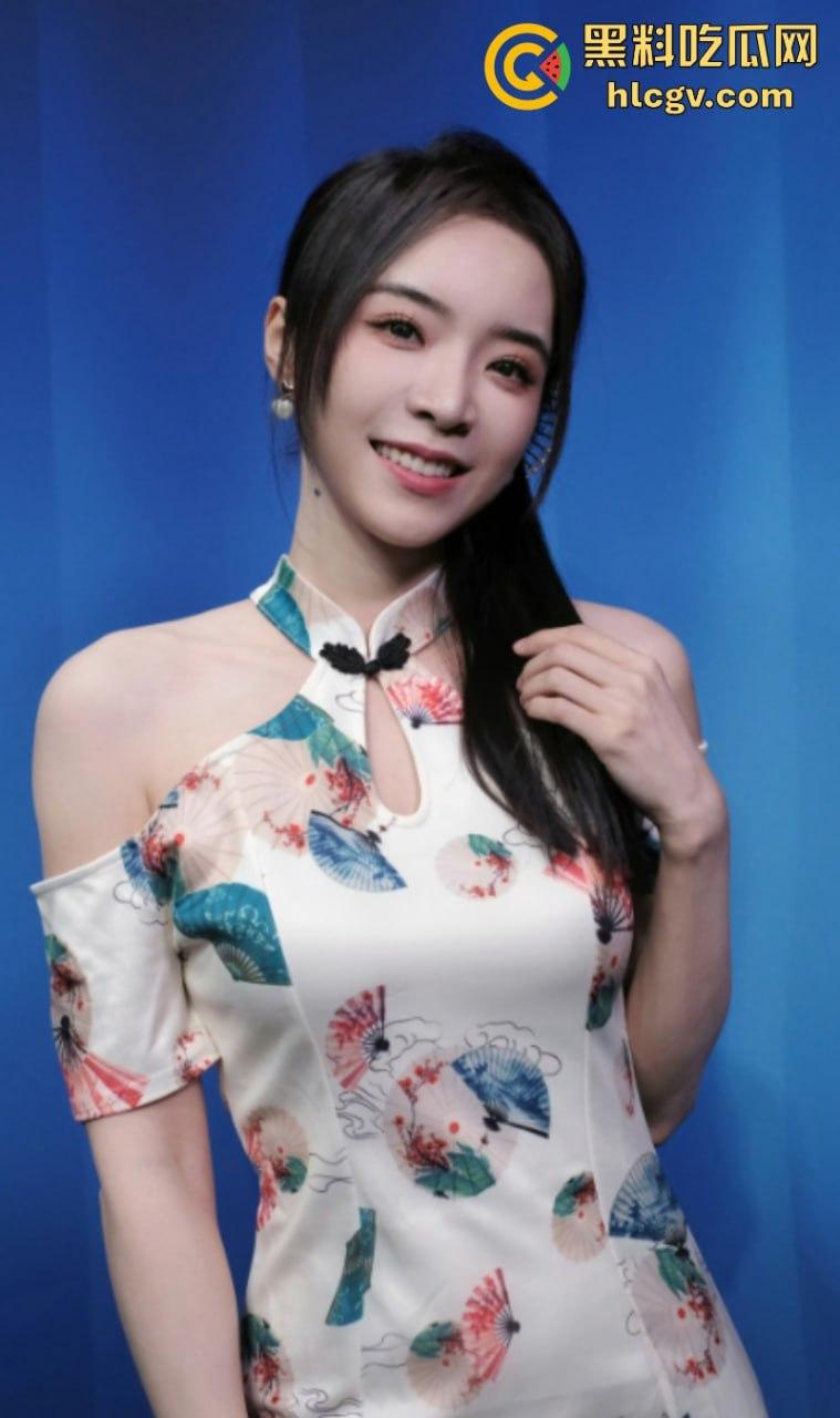 英雄联盟官方主持人【余霜】思想开放其本人是特别骚的反差婊 口交视频流出速看！-26